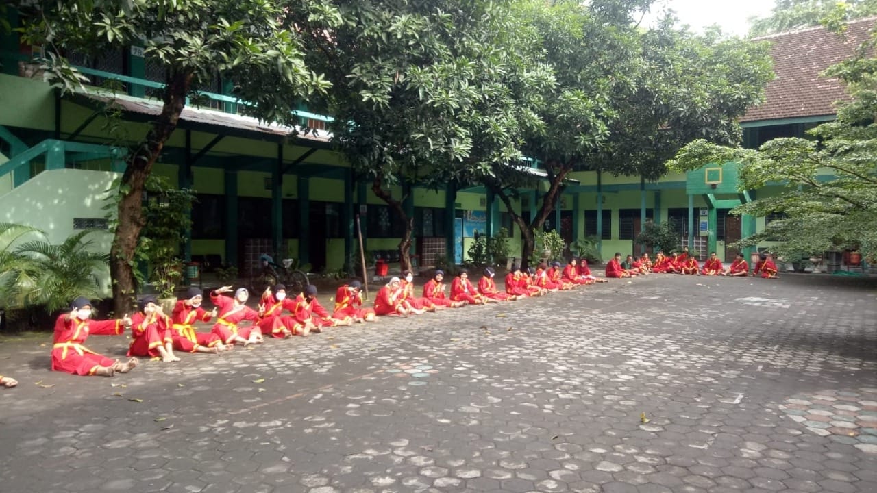 BERLATIH TAPAK SUCI